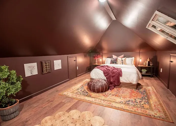 Moody Dream | King + Garage + Netflix Pittsburgh