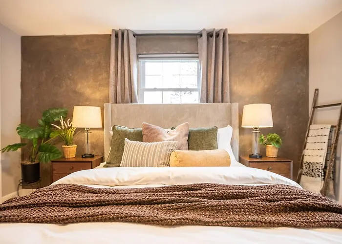 Moody Dream | King + Garage + Netflix Pittsburgh