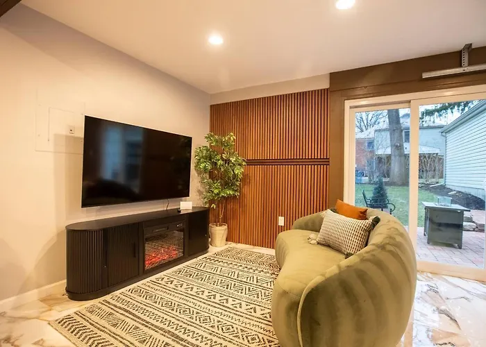 Moody Dream | King + Garage + Netflix Pittsburgh
