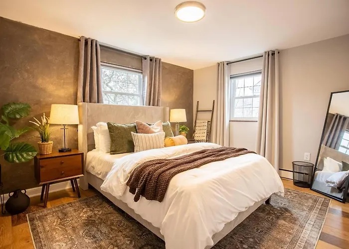 Moody Dream | King + Garage + Netflix * Pittsburgh