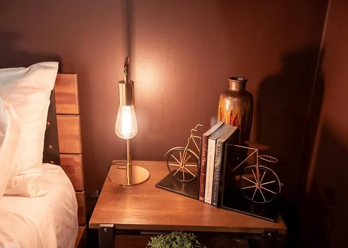 Moody Dream | King + Garage + Netflix