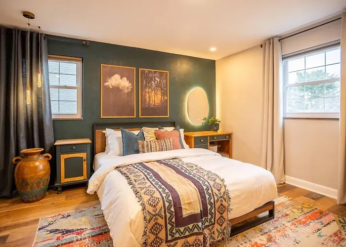 Moody Dream | King + Garage + Netflix * Pittsburgh